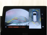 【パノラマモニター】に搭載した4つのカメラにより、車を真上から見ているような映像を表示。運転席から確認しにくい車両周囲の状況を把握できます。