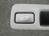 ワンタッチでバックドアが開閉。重たいバックドアも力いらずで開閉できる便利なパワーバックドア付きです!