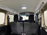 天井も高く荷室も広いです。マルチレールがついてますので、純正ラックの取り付けもできます