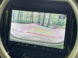 【バックカメラ】駐車時に後方がリアルタイム映像で確認できます。大型商業施設や立体駐車場での駐車時や、夜間のバック時に大活躍!運転スキルに関わらず、今や必須となった装備のひとつです!