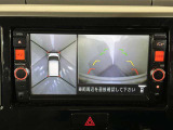 上からの視点で狭い駐車場への駐車に役立つ、アラウンドビューモニター対応メモリーナビ装備。
