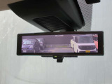 5人乗車しても後方が確認できるスマートミラーです。