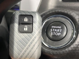 【キーレススタートシステム】カバンやポケットに入れたままでもドアの施錠・解錠が可能なスマートキーを装備。エンジンのオン・オフ時もカギを取り出す必要が無いからとっても便利です♪