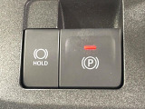 【電動パーキングブレーキ】パーキングブレーキは便利な電動式!ボタン一つで操作でき、アクセルを踏めば自動で解除されます♪レバーやペダルが無いので運転席廻りもすっきりしますね♪