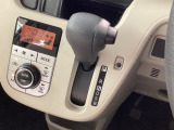 インパネシフトを採用しているので、前席の足元も広々としています。運転席と助手席の行き来もスムーズです!