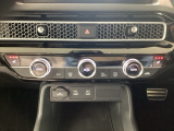 運転席と助手席にはシートヒーターが付いています☆寒い時期に腰周りを温めてくれるので体全体が温まりやすいのは勿論、暖房と違い顔に風が当たらないので、乾燥肌やドライアイの方でも大丈夫☆