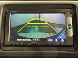 リバースギアに入れるだけで後方の表示へ切り替わります。夜間や雨の日の駐車も楽になりますよ。