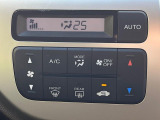 【オートエアコン】一度お好みの温度に設定すれば、車内の温度を検知し風量や温度を自動で調整。暑い&hellip;寒い&hellip;と何度もスイッチ操作をする必要はありません。快適な車内空間には必須の機能ですね♪
