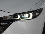 【LEDヘッドライト】悪天候や夜間走行時も良好な視界を確保し安心して運転できる高輝度LEDヘッドライトを装備。明るい上に点灯速度が早く消費電力も抑えられています。