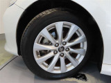 トヨタ純正アルミホイール。タイヤサイズは215/55R17です。