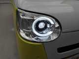 LEDヘッドランプ。白く明るい光でなおかつ低消費電力。クリアランスランプがスタイリッシュなラインを描きます。
