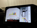 車体の前後左右に設置されたカメラにより、リアルタイムで安全確認ができるところが大きな魅力。十字路や駐車場、狭い路地での走行など、死角ができやすい場面で力を発揮します。