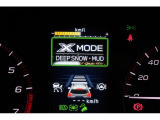 X-MODEは路面に応じてモードを選択するだけで4輪の駆動力やブレーキなどを最適にコントロール。悪路からのスムーズな脱出をサポートします。