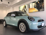 MINIのフロントグリルのデザインはイギリスで生まれた当初から、シルバーのサイドバーが折り重なった伝統的なデザインで御座います。その伝統はBMWのお車になってからでも少しずつ形を変えて守られております