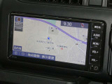 【7インチ純正ナビ】純正ナビを装備。タッチパネル式で使いやすく、詳細地図により目的地をピンポイントで設定できます。初めての道でも迷いにくく、ロングドライブも快適ですよ♪