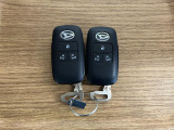 【スマートキー】 スマートキーを携帯していれば、ドアハンドルのボタンを押してロックの解除ができ、パワースライドドアもワンタッチで開閉できます。