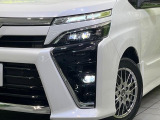 【LEDヘッドライト】悪天候や夜間走行時も良好な視界を確保し安心して運転できる高輝度LEDヘッドライトを装備!点灯速度が早く、消費電力も抑えられています。