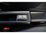 後部席へ乗車して携帯電話などを充電する時に前から配線を伸ばすとごちゃごちゃして邪魔になりがちですよね。そんな煩わしさを解消する後席側USBポート☆