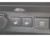 運転席と助手席にシートヒーターが付いています。