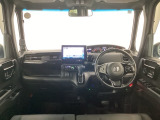 【前方視界】開放的な前方視界!運転がしやすく疲れにくいです♪窓が大きく、見通しがとっても良いおクルマですよ♪