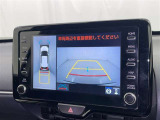 後方の見える安心をお届けするバックガイドモニター付:バックするときのアシストラインもあって楽々バック!車庫入れや縦列駐車をサポートし、苦手な駐車も安心です!今やもう手放せない装備ですネ♪