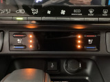 運転席と助手席にはシートヒーターが付いています☆寒い時期に腰周りを温めてくれるので体全体が温まりやすいのは勿論、暖房と違い顔に風が当たらないので、乾燥肌やドライアイの方でも大丈夫☆