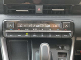 ◆エアコン◆温度の設定をしてAUTOボタンを押すだけ簡単。左右別々温度設定で 車内を快適な温度に保ってくれます