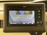 車の後方に小型カメラが付いておりバックする際の後方の様子をモニター上に表示します。
