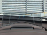 必要な情報を投影するヘッドアップディスプレイ(運転席前のガラス等に車速やナビ情報を投影する機能)。視線移動を抑え、速度やナビのルート案内、安全警告を直感的に確認。長距離運転でも疲れません。