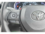 手元でオーディオやインフォメーションディスプレイの操作が可能。視線を移動させずに操作できますので安全です。