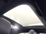 ●パノラミックスライディングルーフ::大迫力のパノラマルーフは、後部座席にまで続いており、開放的な空間をお楽しみいただけます。