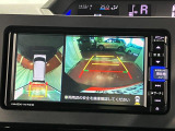 【パノラマモニター】 上から見下ろしたような映像が、運転の不安を軽くします。