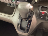 インパネシフトを採用しているので、前席の足元も広々としています。運転席と助手席の行き来もスムーズです!