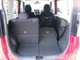 リヤシートは分割して倒せるので、乗員や荷物に合わせてアレンジ可能です!