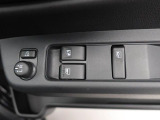 パワーウィンドゥ 運転席ドアスイッチ照明付です。電動格納ミラーも手元でワンモーションで可能です。