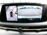アラウンドビューモニターも装備しております。ご覧のように車体を真上か見たような映像なので、車庫入れの苦手なお客様ももうご心配いりません。