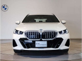 【BMWの伝統-1】BMWの特徴的な&ldquo;キドニーグリル&rdquo;は、80年以上続く伝統の形でございます。変わらないこだわりのデザインが、プレミアムブランド&ldquo;BMW&rdquo;を創り出します。