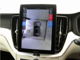 画面分割表示にも対応した360&deg;ビューカメラを搭載。狭い場所での取り回しも安心です。画面を分割することで、俯瞰画像と同時に車両前方または後方の180&deg;広角映像を表示することができます。