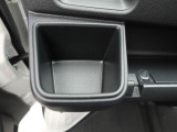 カップホルダーは運転席や助手席からちょうど手の届く位置です!!