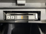 【ETC】有料道路を利用する際に料金所で停止することなく通過できる、ETC車載器(ノンストップ自動料金収受システム機器)が装備されています。セットアップを行うことで利用可能になります。