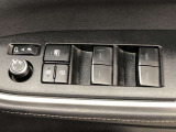 パワーウィンドは今や当たり前の機能ですが、無いと困る機能です。運転席からの操作で、全席の窓を振るオープンにしたり、フルクローズが可能です。