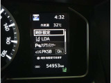レーンディパーチャーアラートとは車線または走路からの逸脱の可能性を警告すると共に、車線または走路からの逸脱を避けるためのハンドル操作の一部を支援する機能です。詳細は販売店スタッフまでおたずねください。
