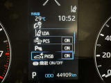 レーンディパーチャーアラートとは車線または走路からの逸脱の可能性を警告すると共に、車線または走路からの逸脱を避けるためのハンドル操作の一部を支援する機能です。詳細は販売店スタッフまでおたずねください。