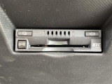 【ETC】有料道路を利用する際に料金所で停止することなく通過できる、ETC車載器(ノンストップ自動料金収受システム機器)が装備されています。セットアップを行うことで利用可能になります。