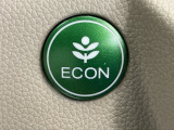 ECONスイッチ操作でエンジンやミッション、エアコンなどを総合的に制御、燃費をよくするようクルマが頑張ります。