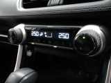 車内の温度管理に便利なオートエアコン☆