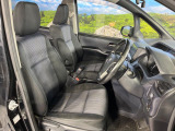 運転席まわりには十分なスペースがあり、大柄な方でもゆったり運転していただける環境です。