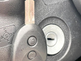 【キーレス】少し離れた場所からでもボタン一つでドアの開錠・施錠ができるのでとっても便利!ドアの鍵穴周りに傷をつけることもありません♪