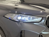 アダプティブLEDヘッドライトはステアリングを切った方向を照らします。