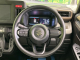 インテリアに合わせたデザインのステアリングは、運転される方のことも考え、運転しやすい形状、大きさです。是非一度、実際に触ってお確かめください。
